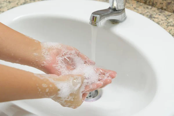 Closeup Mulher Lavar Mãos Com Sabão Sob Torneira Com Água — Fotografia de Stock