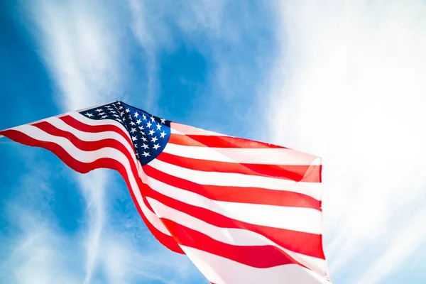 Närbild Amerikas Förenta Staters Flagga Blå Himmel Bakgrund Usa Självständighetsdagen — Stockfoto