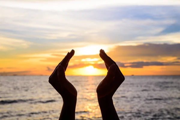 Γυναίκα Χέρια Που Κρατούν Τον Ήλιο Κατά Την Ανατολή Ηλιοβασίλεμα — Φωτογραφία Αρχείου