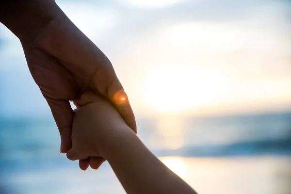 Foco Suave Pai Segurar Mãozinha Criança Durante Pôr Sol Tom — Fotografia de Stock