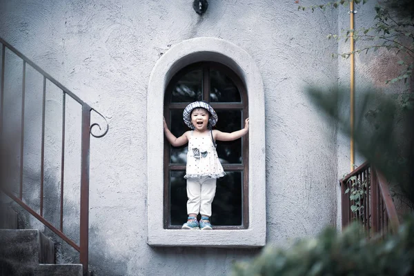 Щаслива Мила Дівчинка Посміхається Стоїть Біля Вікна Вінтажним Кольоровим Тоном — стокове фото