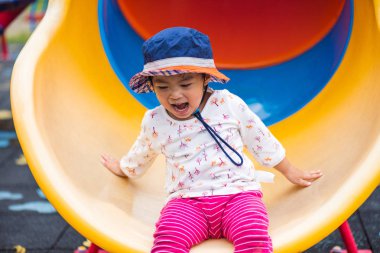 Eğleniyor ve açık sahada sürgülü mutlu küçük şirin kız kapatın.