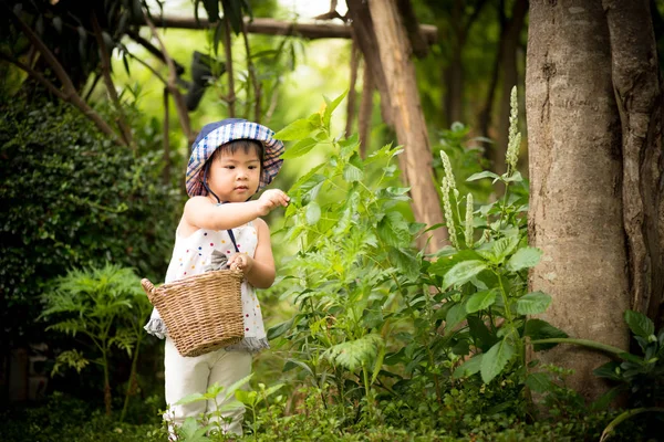 Ευτυχισμένο Μικρό Χαριτωμένο Κορίτσι Στον Κήπο — Φωτογραφία Αρχείου