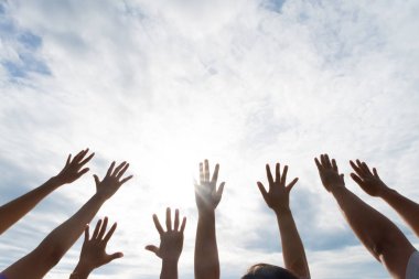 Daha fazla el Mavi gökyüzüne karşı kaldırdı. Dostluk, ekip çalışması kavramı.