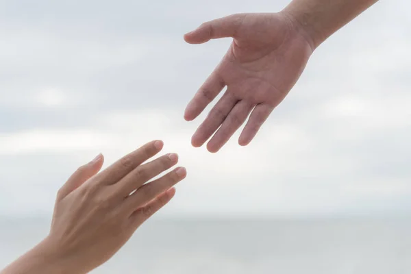 Helping Hands Helping Hands Zee Hemel Achtergrond Wazig Vriendschap Dag — Stockfoto