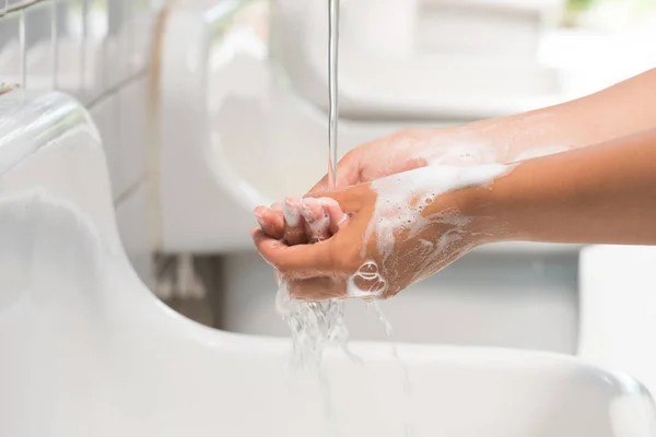 Closeup Mulher Lavar Mãos Com Sabão Sob Torneira Com Água — Fotografia de Stock