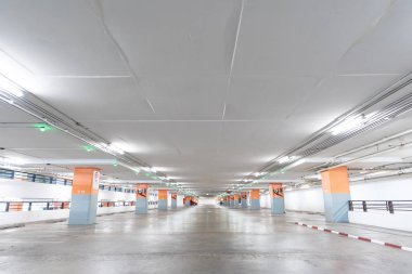 Boş Park alanında yer altı otoparkı.