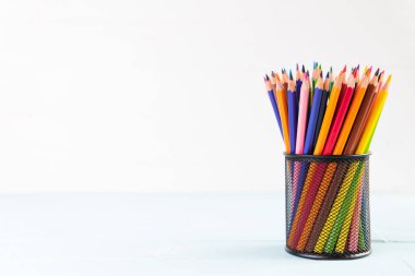 Eğitim ya da kavram okula geri. okul kırtasiye. kutusunda Beyaz ahşap arka plan üzerinde renkli kalemler.