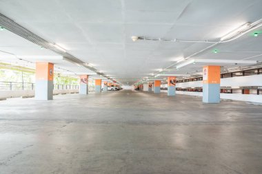 Boş Park alanında yer altı otoparkı.