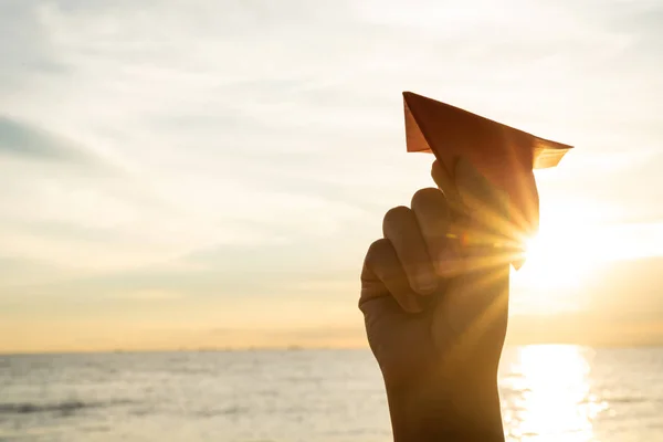 Vrouw Hand Met Rode Papier Raket Met Blauwe Hemelachtergrond Tijdens — Stockfoto