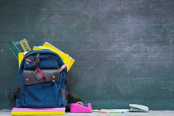 School Backpack School Supplies Chalkboard Background Education Back School Concept — Stock Photo, Image