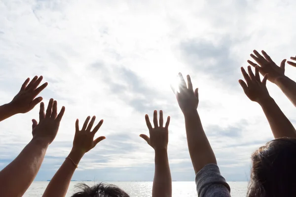 Muchas Manos Levantadas Contra Cielo Azul Amistad Concepto Trabajo Equipo —  Fotos de Stock