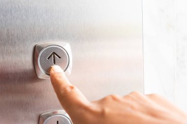 Waman yandan basın üst üst düzey kat için binada asansör bir yukarýya düðme kapatın.