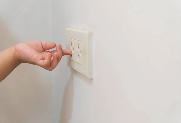 Foco Suave Mão Bebê Brincando Com Tomada Energia Elétrica Situação — Fotografia de Stock