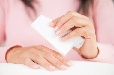 Bir doku elleriyle temizlik kadın. Sağlık ve tıp kavramı.