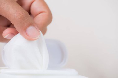 Islak tutan Closeup kadın el paketten siler. Sağlık, insanlar ve tıp kavramı.
