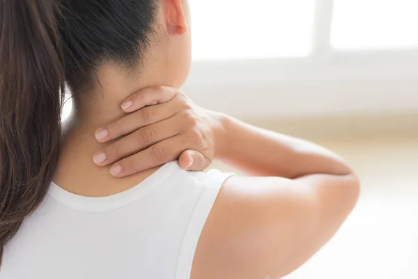 Fechar Mulher Pescoço Ombro Dor Lesão Saúde Conceito Médico — Fotografia de Stock