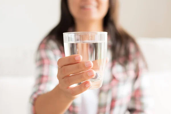 幸せな美しい若い女性は彼女の手で水を飲むガラスを保持しています 医療コンセプト — ストック写真