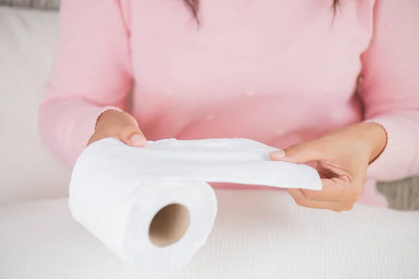 Mão Mulher Puxando Tecido Branco Rolo Tecido Conceito Saúde Pessoas — Fotografia de Stock
