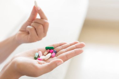 Kadın el hap ilaç tablet ve kapsül onun elinde. Sağlık, tıp kavramı takviyeleri