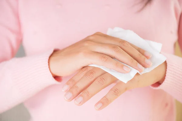 Frau Reinigt Ihre Hände Mit Einem Taschentuch Gesundheitswesen Und Medizinisches — Stockfoto