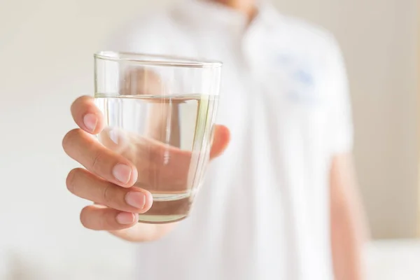 Een Glas Schoon Mineraalwater Iemands Handen Concept Van Bescherming Van — Stockfoto