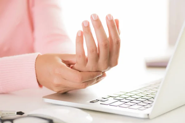 Mujer Primer Plano Sosteniendo Dolor Muñeca Usar Computadora Síndrome Oficina — Foto de Stock