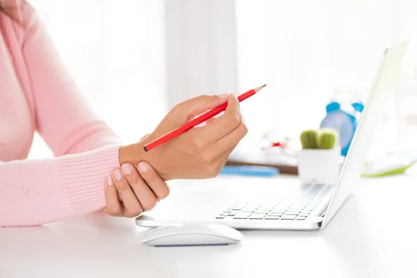 Mujer Primer Plano Sosteniendo Dolor Muñeca Usar Computadora Síndrome Oficina — Foto de Stock