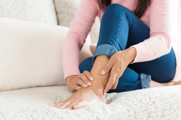 Крупним Планом Жінка Сидячи Дивані Утримує Травму Ноги Відчуваючи Біль — стокове фото