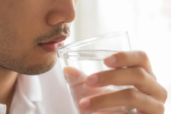 Een Glas Schoon Mineraalwater Iemands Handen Concept Van Bescherming Van — Stockfoto