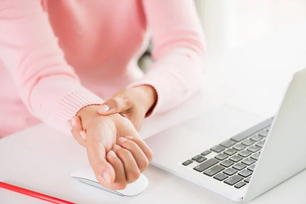 Mulher Close Segurando Sua Dor Pulso Usar Computador Síndrome Escritório — Fotografia de Stock