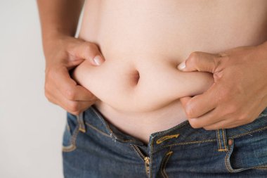 Kendi karın yağ tutan şişman kadın el. kadın diyet yaşam tarzı Belly ve şekli sağlıklı mide kas kavramı oluşturan azaltmak için.