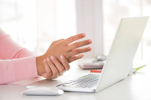 Donna Primo Piano Che Tiene Polso Dolorante Uso Del Computer — Foto Stock