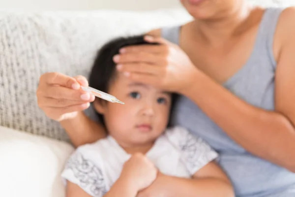 Close Uma Mãe Verificando Temperatura Seu Bebê Doente Com Termômetro — Fotografia de Stock