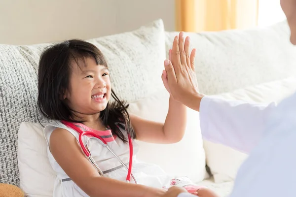 Feliz Niña Linda Consulta Pediatra Chica Sonríe Choca Los Cinco —  Fotos de Stock