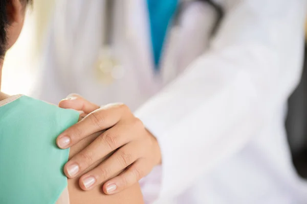 Médica Colocou Mão Ombro Paciente Para Encorajamento Discussão Conceito Medicina — Fotografia de Stock