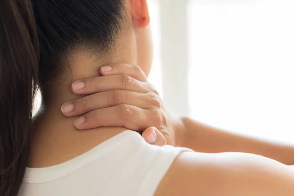 Fechar Mulher Pescoço Ombro Dor Lesão Saúde Conceito Médico — Fotografia de Stock
