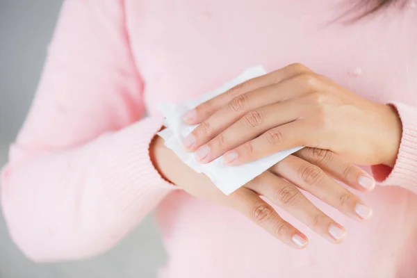 Frau Reinigt Ihre Hände Mit Einem Taschentuch Gesundheitswesen Und Medizinisches — Stockfoto