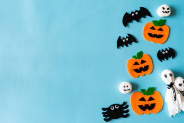 Kopya alanı metin için mavi zemin üzerine üstten görünüm Cadılar Bayramı el sanatları, Turuncu kabak, hayalet ve maça. Cadılar Bayramı kavramı.