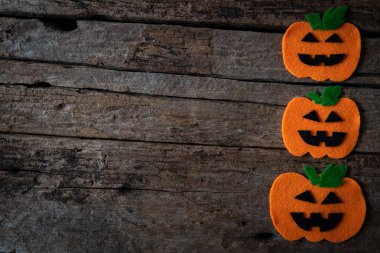 Kopya alanı metin için ahşap zemin üzerine üstten görünüm Cadılar Bayramı el sanatları, Turuncu kabak. Cadılar Bayramı kavramı.