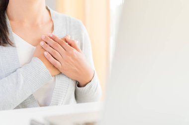 Closeup iş kadın kalp krizi geçiriyorum. Bilgisayarda uzun saatler çalışmak sonra meme ve sahip göğüs ağrısı dokunmadan kadın. Office sendromu, sağlık ve tıp kavramı.