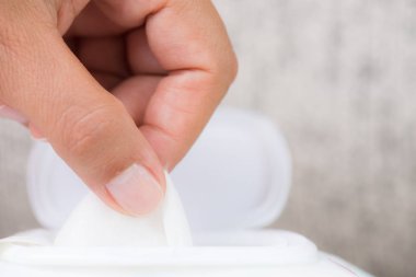 Islak tutan Closeup kadın el paketten siler. Sağlık, insanlar ve tıp kavramı.
