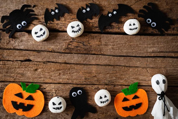 Kopya alanı metin için ahşap zemin üzerine üstten görünüm Cadılar Bayramı el sanatları, Turuncu kabak, hayalet ve maça. Cadılar Bayramı kavramı.