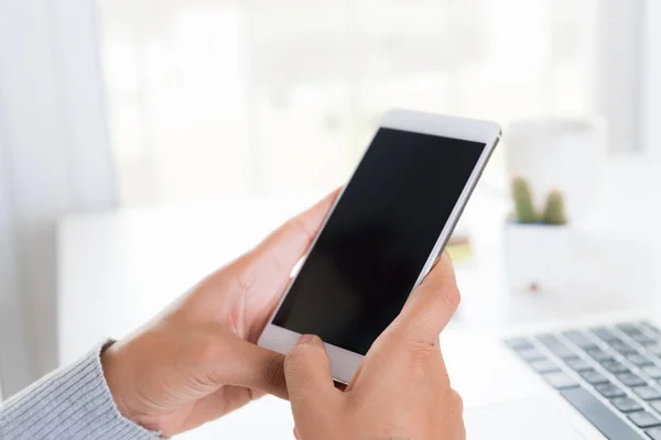 Vrouw Hand Met Witte Mobiele Telefoon Een Tafel Met Een — Stockfoto