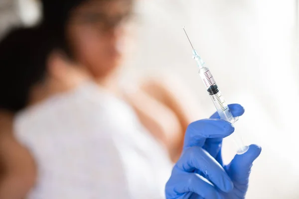 Médico Deu Uma Vacina Injectável Uma Rapariga Menina Com Mãe — Fotografia de Stock