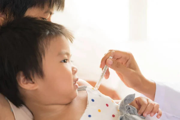 Médico Segurando Termômetro Digital Para Medir Temperatura Seu Filho Doente — Fotografia de Stock