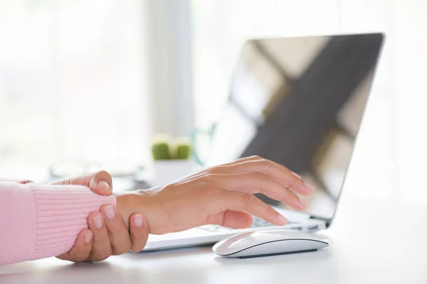 Donna Primo Piano Che Tiene Polso Dolorante Uso Del Computer — Foto Stock