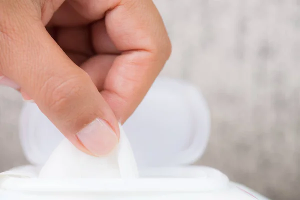 Primo Piano Donna Mano Tenendo Salviette Umidificate Dal Pacchetto Concetto — Foto Stock