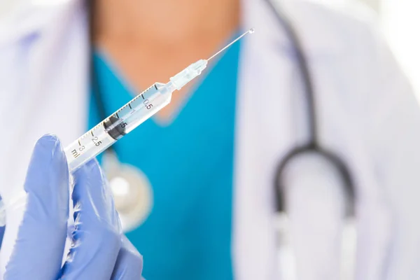 Vrouwelijke Arts Met Een Stethoscoop Schouder Met Spuit Vaccin Gezondheidszorg — Stockfoto