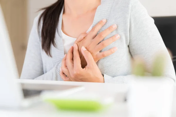 Nahaufnahme Geschäftsfrau Mit Herzinfarkt Frau Berührt Brust Und Hat Brustschmerzen — Stockfoto